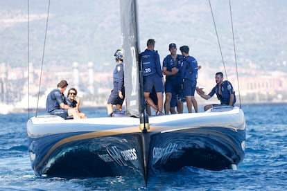 Los tripulantes del Orient Express, tras caer contra el Ineos Britannia en la última jornada de las Round Robin, este lunes en Barcelona.