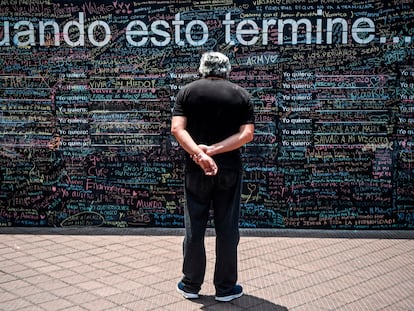 Un hombre mira un muro decorado con los deseos de otras personas para cuando termine la pandemia de la covid-19, esta semana en Lima.