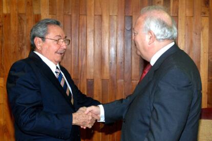 Raúl Castro y Miguel Ángel Moratinos, durante un encuentro en La Habana en octubre de 2009.