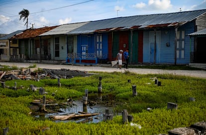 Isabela de Sagua es el hogar de 3.000 personas que se niegan a abandonar la localidad, pese a que desde agosto de 2017 las autoridades ofrecieron trasladar sus viviendas a Isabela Nueva, 11 kilómetros tierra adentro.