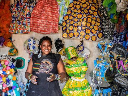 La artista Joan Otieno con algunas de sus creaciones.