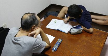 Un padre ayuda a su hijo con los deberes.