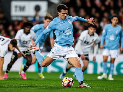 Anastasios Douvikas marcando de penalti ante el Valencia en la Copa del Rey.