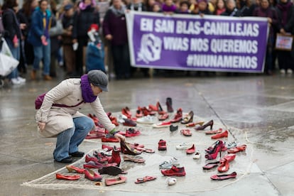 Concentración de las trabajadoras de la Red de Violencia de Género del Ayuntamiento de Madrid, este lunes en la madrileña Plaza de Cibeles. 
