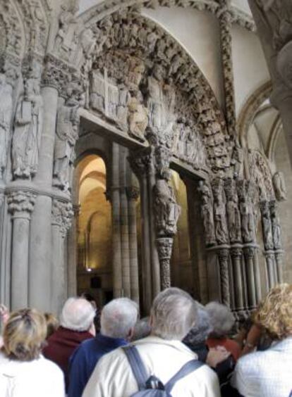 Varios turistas observan el Pórtico de la Gloria, obra del maestro Mateo. EFE/Archivo