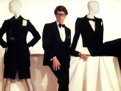 Yves Saint Laurent con dos de sus dise&ntilde;os femeninos de noche conjunto de lana colecci&oacute;n primavera verano 1968 y traje de chaqueta de lana colecci&oacute; primavera verano 1982.
 