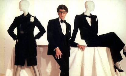 Yves Saint Laurent con dos de sus dise&ntilde;os femeninos de noche conjunto de lana colecci&oacute;n primavera verano 1968 y traje de chaqueta de lana colecci&oacute; primavera verano 1982.
 