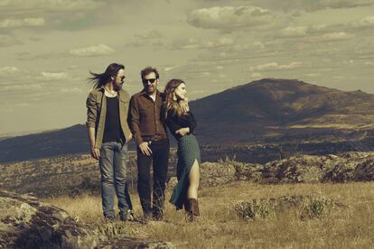 Luis Rod (izquierda), Miguel Ángel Valera (centro) y Nikki Garcia, miembros de la banda De La Sierra, posan en Miraflores de la Sierra (Madrid).