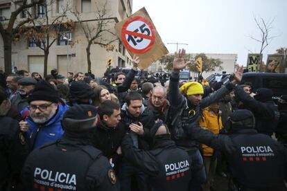 Protesta de ciudadanos en el exterior del Museo de Lleida.