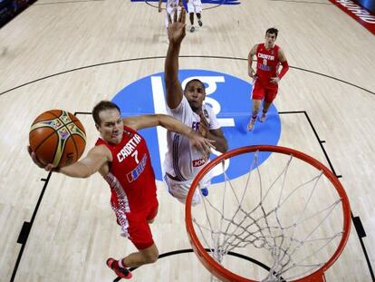 Bogdanovic machaca, en el partido ante Francia.