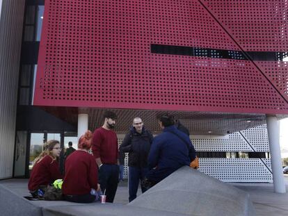 Estudiantes en el centro de Formación Profesional de la Automoción de Martorell.