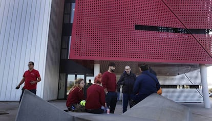 Estudiantes en el centro de Formación Profesional de la Automoción de Martorell.