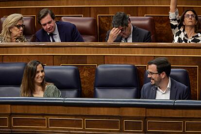 La secretaria general de Podemos, Ione Belarra, y el coordinador federal de IU, Alberto Garzón, en el Congreso de los Diputados, el pasado junio.