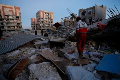 Trabajos de rescate entre los escombros de un edificio en Sarpol-e Zahab (Irán).