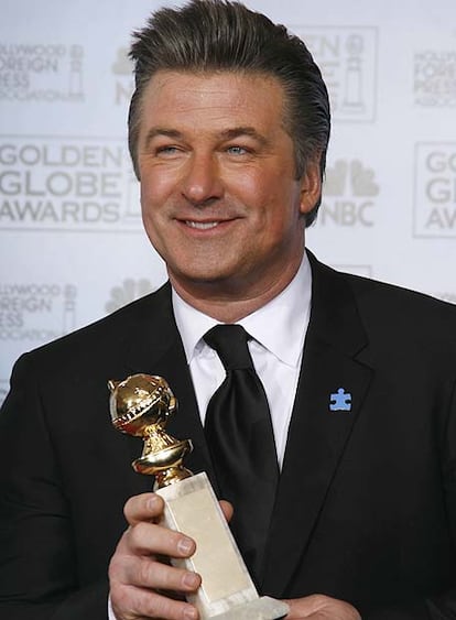 Alec Baldwin sonre tras haber recibido el Globo de Oro al mejor actor en una serie cmica o musical por su trabajo en &#39;30 Rock&#39;.