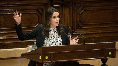La líder de la oposición Inés Arrimadas durante su intervención este lunes en el Parlament antes de la votación de la declaración solemne del inicio del proceso de independencia.