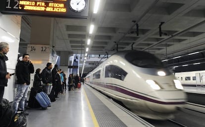 Vista de un tren AVE. 