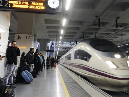 Vista de un tren AVE. 