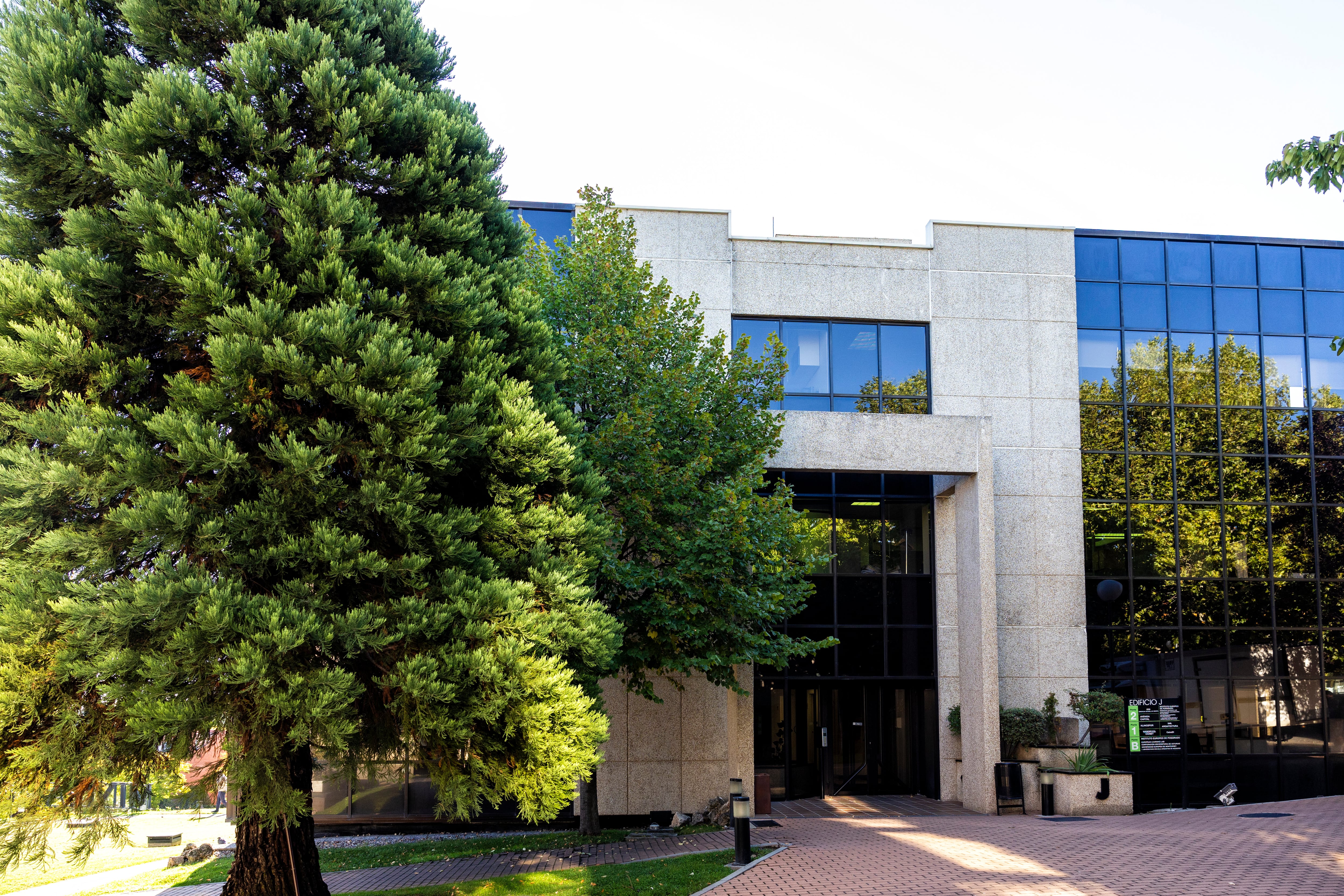 El Instituto Europeo de Posgrado se halla en la planta de este edificio de oficinas en Alcobendas (Madrid).