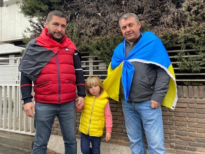 Ihor Yevchuk con su hija y su amigo Vitalii Dzuibynskiy, en la protesta frente a la Embajada rusa por el ataque a Ucrania, este viernes.