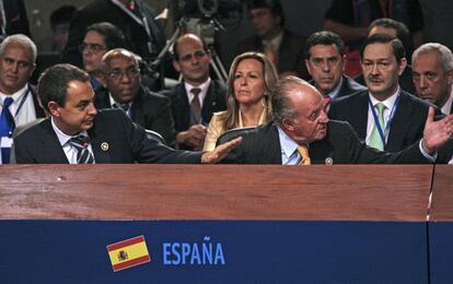 <p><strong>¿Quién dijo la frase? </strong>El rey emérito don Juan Carlos.</p> <p><strong>¿Dónde la oímos por primera vez?</strong> En la XVII Cumbre Iberoamericana de Jefes de Estado celebrada en noviembre de 2007. Don Juan Carlos <a href="https://www.youtube.com/watch?v=a-GemVG_6Ec&t=40s" target="_blank">se la dedicó a Hugo Chávez</a> tras sentirse molesto porque el presidente venezolano interrumpía al presidente español José Luis Rodríguez Zapatero durante su intervención. </p> <p><strong>¿Por qué se nos ha quedado pegada? </strong>Porque fue inédito ver a un monarca dejarse llevar por los nervios y saltarse el protocolo para mandar callar a un mandatario. La frase acabó abriendo telediarios, portadas de periódicos y convertida en politono para teléfonos móviles y chiste para camisetas. </p> <p><strong>¿En qué circunstancias podemos usarla?</strong> Cada vez que alguien no nos deje hablar a nosotros o a un buen amigo nuestro. Si imitamos el característico acento del monarca, su efectividad será doble. </p>