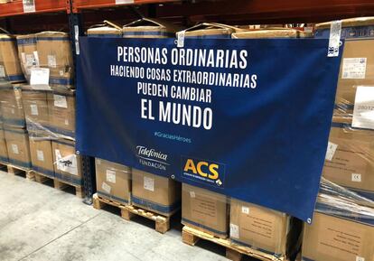 Remesa de equipamiento sanitario que ACS trajo de China en alianza con Telefónica.