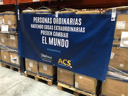 Remesa de equipamiento sanitario que ACS trajo de China en alianza con Telefónica.