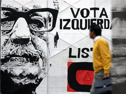 Un ciudadano camina en Santiago junto a un cartel en el que se recuerda a Salvador Allende.