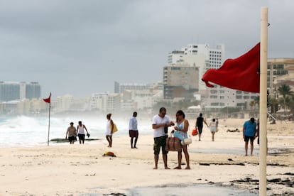 Mara Lezama y las autoridades de protección civil han llamado a la población a mantenerse informada a través de los canales oficiales y a seguir las recomendaciones de seguridad en la zona de prevención que va desde Cabo Catoche hasta Tulum (Quintana Roo), incluido Cozumel.
