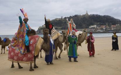 Una comitiva de nueve camellos ha llevado este mediodía a los Reyes Magos desde la orilla del mar, en la playa de La Concha, hasta el Ayuntamiento de San Sebastián, donde el alcalde donostiarra, Odón Elorza, y el concejal de Juventud y Cultura, Denis Itxaso, les han recibido en la terraza consistorial. No sólo los reyes van en camello, también dos de sus pajes, más un centenar a pie con antorchas. Han repartido 1.500 kilogramos de caramelos entre los niños.