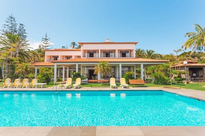 Jardín con piscina de la villa alquilada por Cristiano Ronaldo en Caniçal (Portugal).