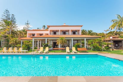 Jardín con piscina de la villa alquilada por Cristiano Ronaldo en Caniçal (Portugal).
