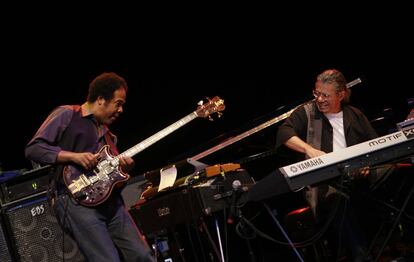 La carrera de Corea mantuvo esa inquietud y ese eclecticismo hasta el final, década a década. En la imagen, Chick Corea (a la derecha) y Stanley Clarke, en el concierto del grupo Return to forever, en el cuartel del Conde Duque de Madrid, en 2008.