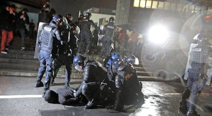 La policía detiene a uno de los participantes en las protestas contra el Gobierno en Liubliana del 30 de noviembre.