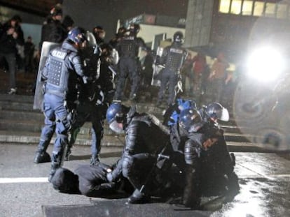 La polic&iacute;a detiene a uno de los participantes en las protestas contra el Gobierno en Liubliana del 30 de noviembre.