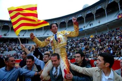 Serafín Marín, a hombros, camino de la puerta grande de la Monumental de Barcelona.