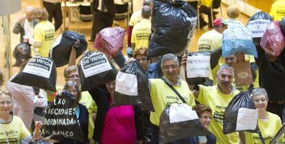 Afectados por las preferentes escenifcan con bolsas de basura las condiciones del canje.