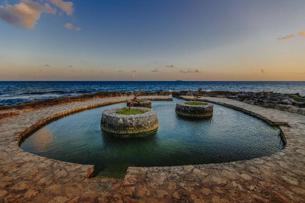 Alberca de agua salada sobre un acantilado en el Occidental at Xcaret que tiene acceso directo al parque del mismo nombre.