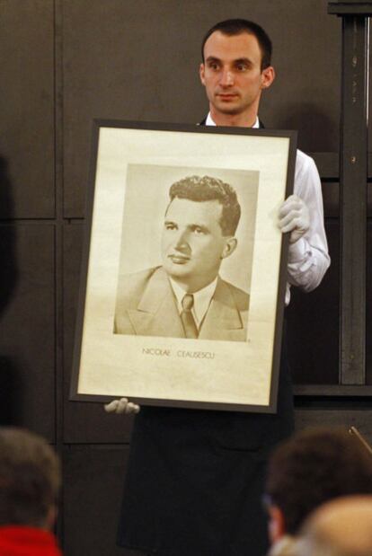 Retrato juvenil de Ceaucescu subastado en Bucarest.