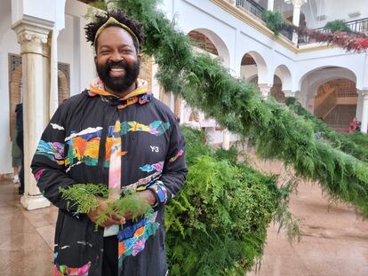 Maurice Harris, rodeado de lluvia y de hojas de esparraguera en su instalación del festival FLORA 2022.