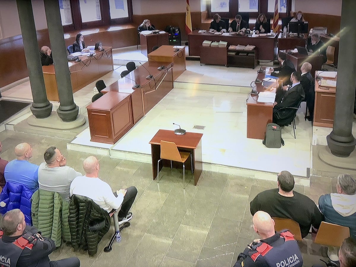 Siete miembros de los ‘Casuals’ pactan hasta tres años de prisión por extorsionar a empresarios