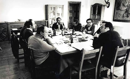 Reunión de los padres de la Constitución, entre los que se ven (en el sentido de las agujas del reloj) Manuel Fraga, Miquel Roca, José Pedro Pérez Llorca, Gabriel Cisneros, Miguel Herrero de Miñón y Gregorio Peces Barba, en el Parador de Gredos, en febrero de 1978.