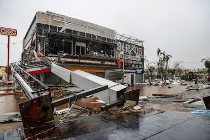 Los fuertes vientos de más de 260 kilómetros por hora del huracán en categoría 5 tiraron abajo 58 torres de alta tensión, lo que provocó un apagón masivo que sufrieron más de 500.000 usuarios. En la imagen, un centro comercial afectado por el paso de 'Otis'. 