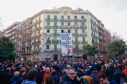 Cientos de vecinos y activistas se concentran frente a la Casa Orsola en apoyo al vecino de este emblemático edificio cuyo desahucio está previsto para esta mañana.