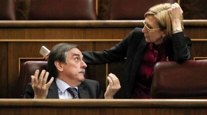 El exministro de Trabajo Valeriano Gómez conversa con Rosa Díez en el pleno de ayer.