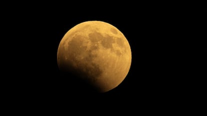 Fotogalería | Así se ha visto el eclipse parcial de luna en diferentes países