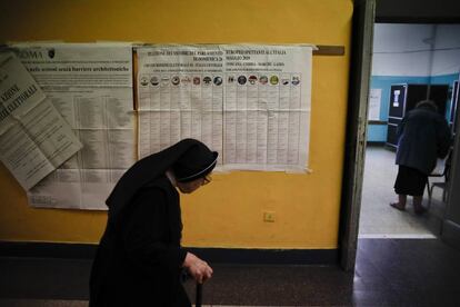 Una monja acude a ejercer su derecho al voto en un colegio electoral en Roma (Italia).