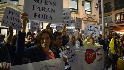 Inquilinos de Badalona se manifiestan contra la subida de sus alquileres.