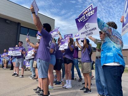 Manifestantes contra el aborto, este domingo en Shawnee (Kansas).