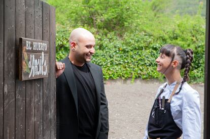 Bruno e Iris Jordán en la puerta de su huerto en Anciles, Huesca.